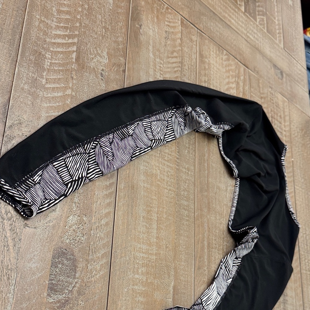 Coolibar Black and White Women's Crop swim top - Picture 6 of 10